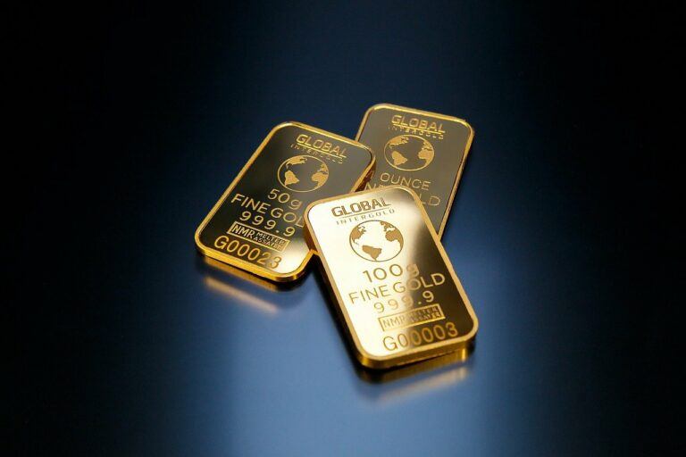 Gold Could Skyrocket to $2,600 if Dollar Continues to Lose Ground, Analyst Suggests